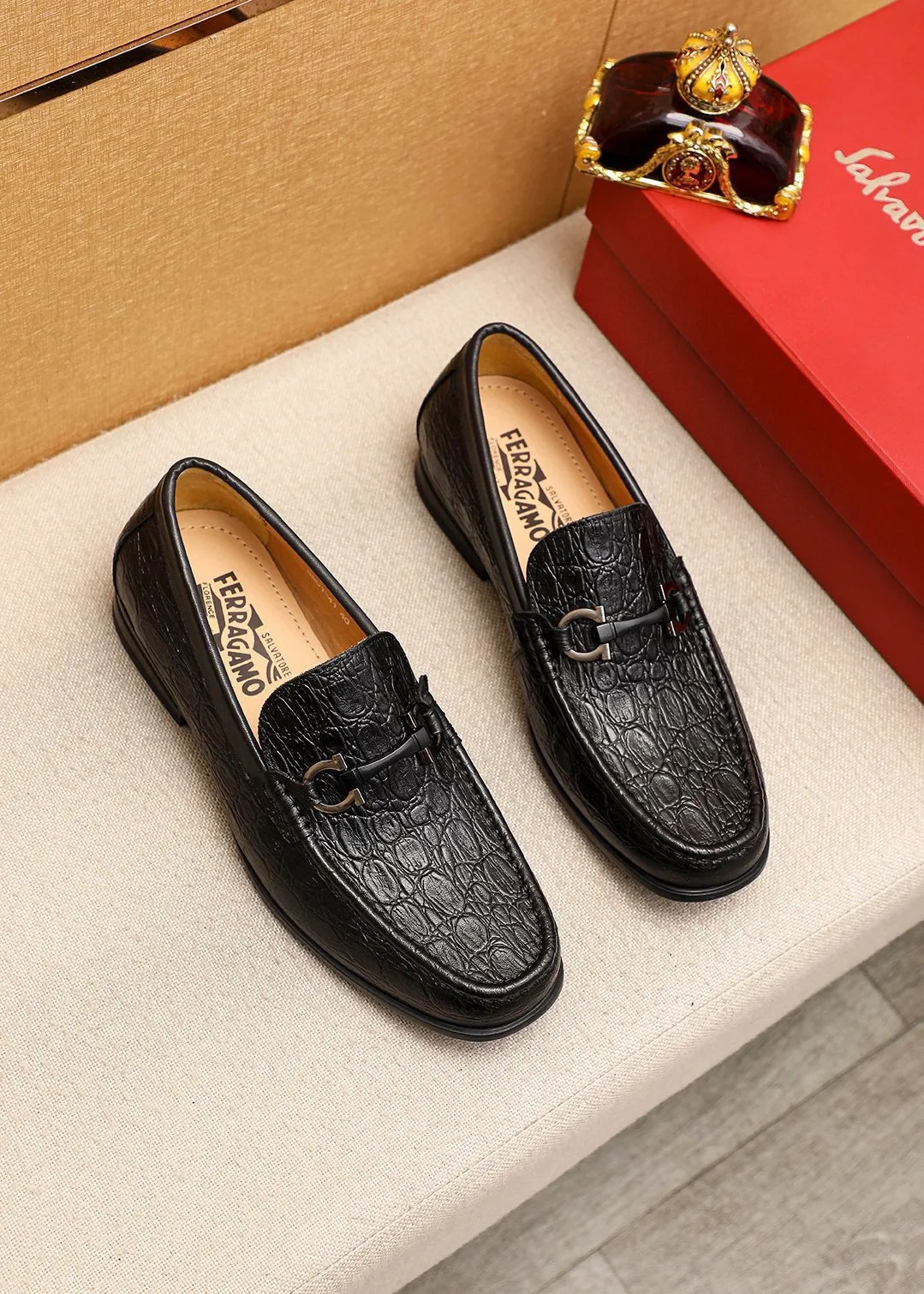Men's shoes 💰480 💐 Product trademark: Ferragamo "Ferragamo" casual leather shoes Regular size: 38-44 (45🉑️customized) Product materials: Selected imported first-layer cowhide embossed upper + luxury hardware buckle, imported water-dyed cowhide leather lining. Strong three-dimensional visual effect, original rubber outsole Color: 2⃣️colors available
